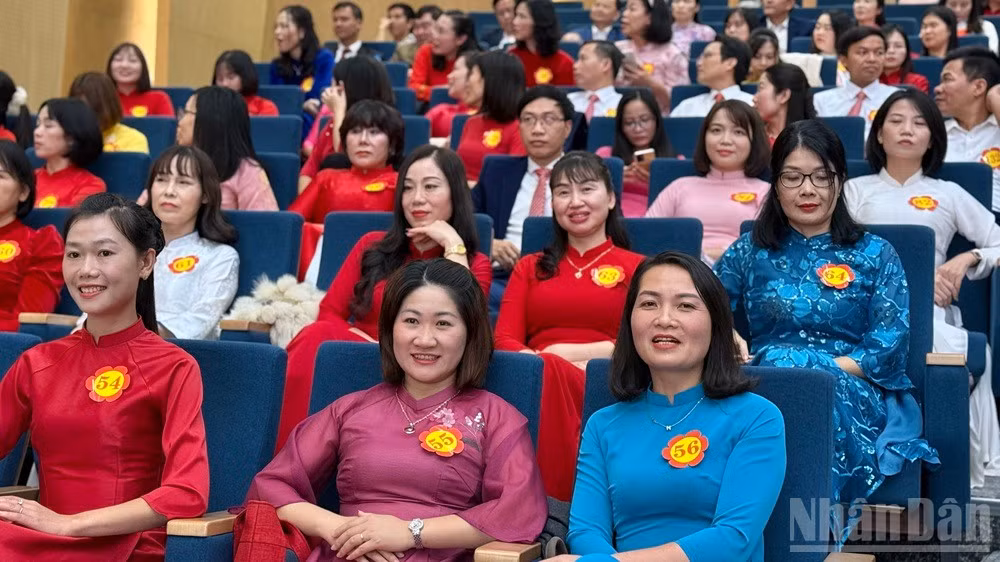 Các nhà giáo tiêu biểu dự buổi gặp mặt.