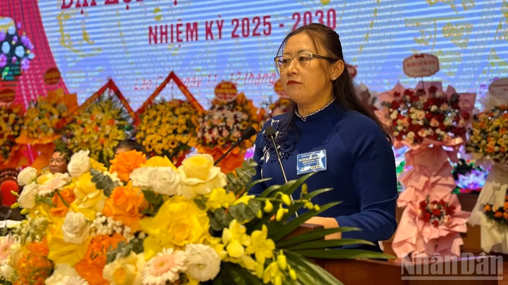 Đồng chí Giàng Thị Dung, Phó Bí thư Tỉnh ủy, Chủ tịch Mặt trận Tổ quốc tỉnh Lào Cai phát biểu tại Đại hội.