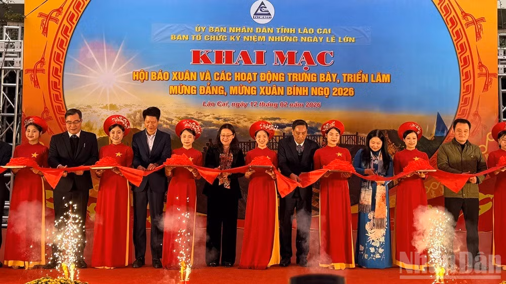 Lãnh đạo tỉnh Lào Cai cắt băng khai mạc Hội báo xuân 2026. (Ảnh: THANH SƠN)