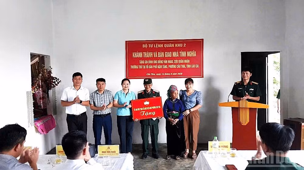 Các cơ quan đơn vị trao nhiều phần quà cho cựu chiến binh Đồng Văn Nhao. (Ảnh: THANH SƠN)