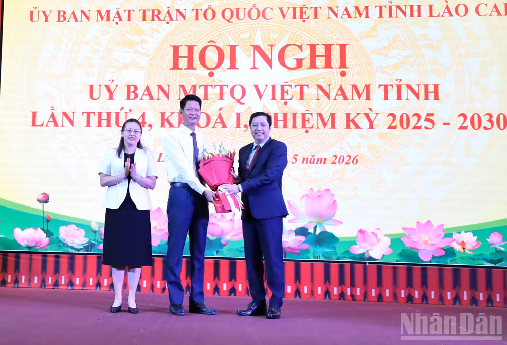 Đồng chí Dương Quốc Huy, Ủy viên Trung ương Đảng, Bí thư Tỉnh ủy và đồng chí Giàng Thị Dung, Phó Bí thư Tỉnh ủy, Trưởng đoàn đại biểu Quốc hội tỉnh trao hoa chúc mừng đồng chí Nguyễn Thế Phước.