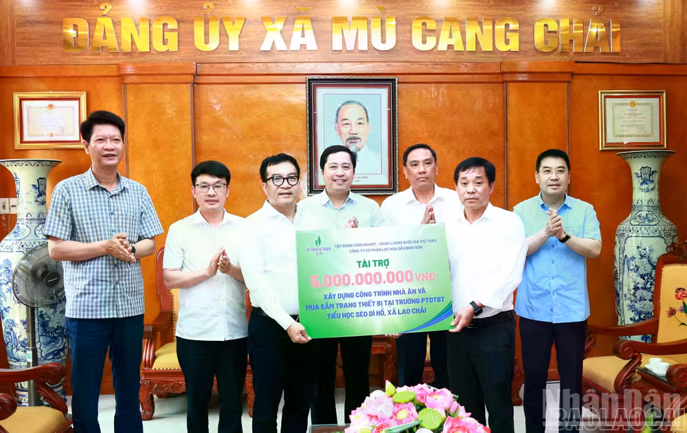 Lãnh đạo tỉnh Lào Cai tiếp nhận hỗ trợ 5 tỷ đồng từ Công ty Cổ phần Hóa dầu Bình Sơn. (Ảnh: THANH SƠN)