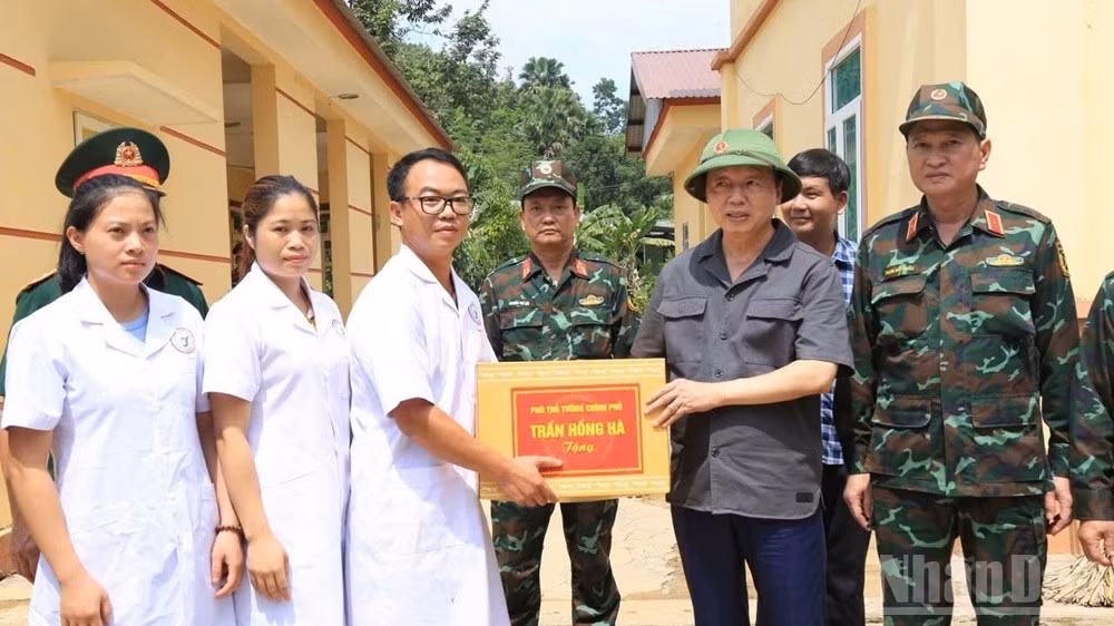 Phó Thủ tướng tặng quà cho Trạm y tế xã Việt Hồng. (Ảnh: THANH SƠN)