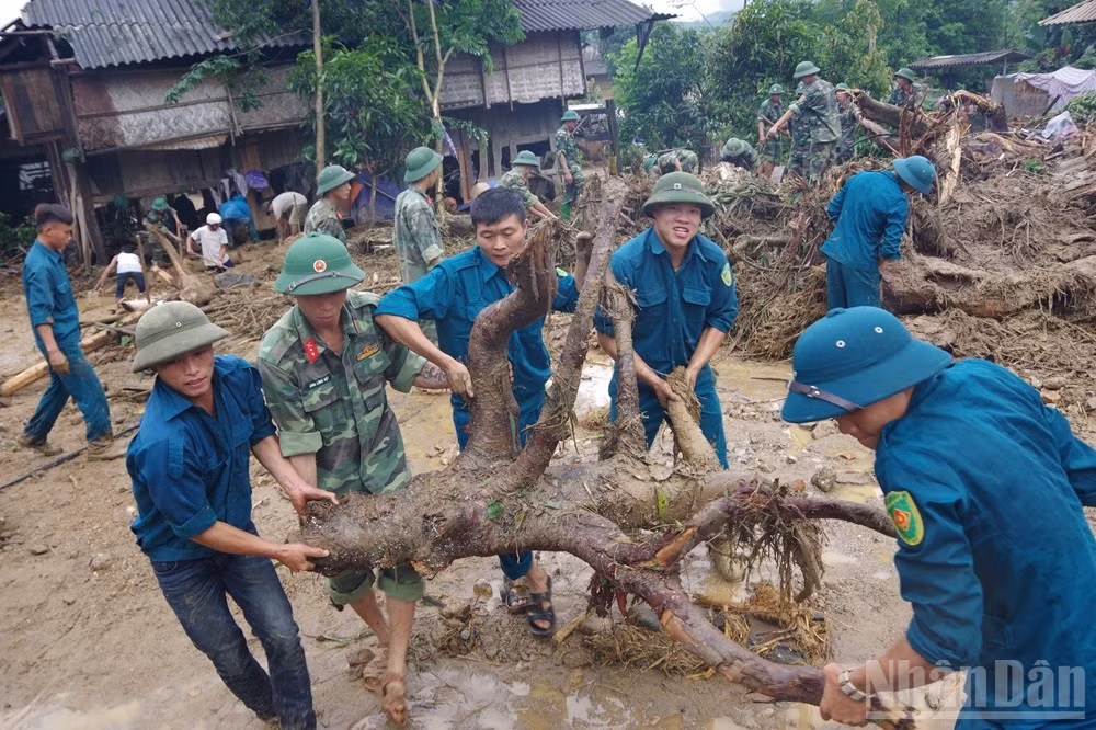 ndo_br_luc-luong-vu-trang-huyen-mu-cang-chai-yen-bai-dang-giup-nhan-dan-khac-phuc-hau-qua-sau-mua-lu.jpg