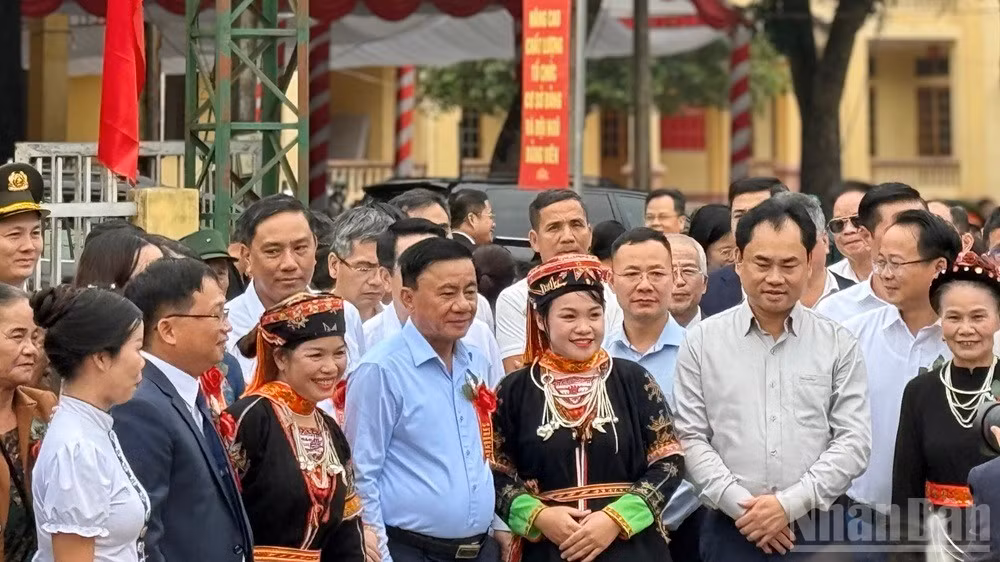 Đồng chí Trần Cẩm Tú chung vui cùng đồng bào xã Thác Bà, tỉnh Lào Cai trong Ngày hội đại đoàn kết toàn dân tộc. (Ảnh: THANH SƠN)