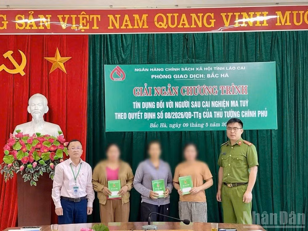 Giải ngân tín dụng đối với người sau cai nghiện ma túy tại phòng giao dịch Bắc Hà, tỉnh Lào Cai. (Ảnh: THANH SƠN)