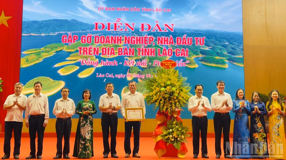 Lãnh đạo tỉnh Lào Cai tặng hoa và Bằng khen đối với Hiệp hội Doanh nghiệp tỉnh. (Ảnh: THANH SƠN)