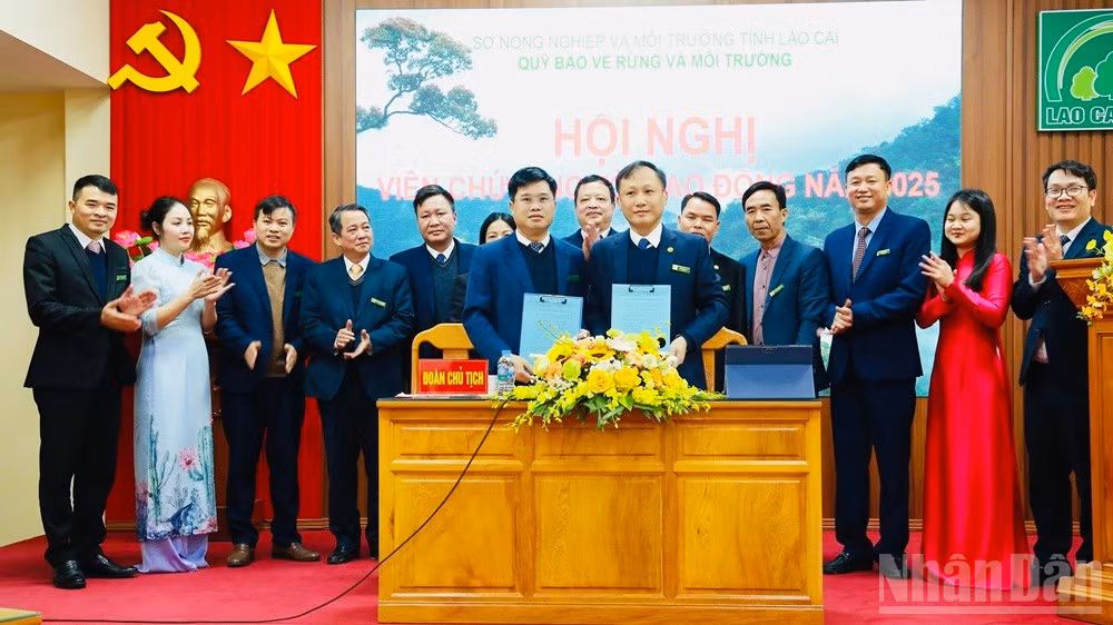 Ký Quy chế phối hợp và Giao ước thi đua trong đơn vị. (Ảnh: THANH SƠN)