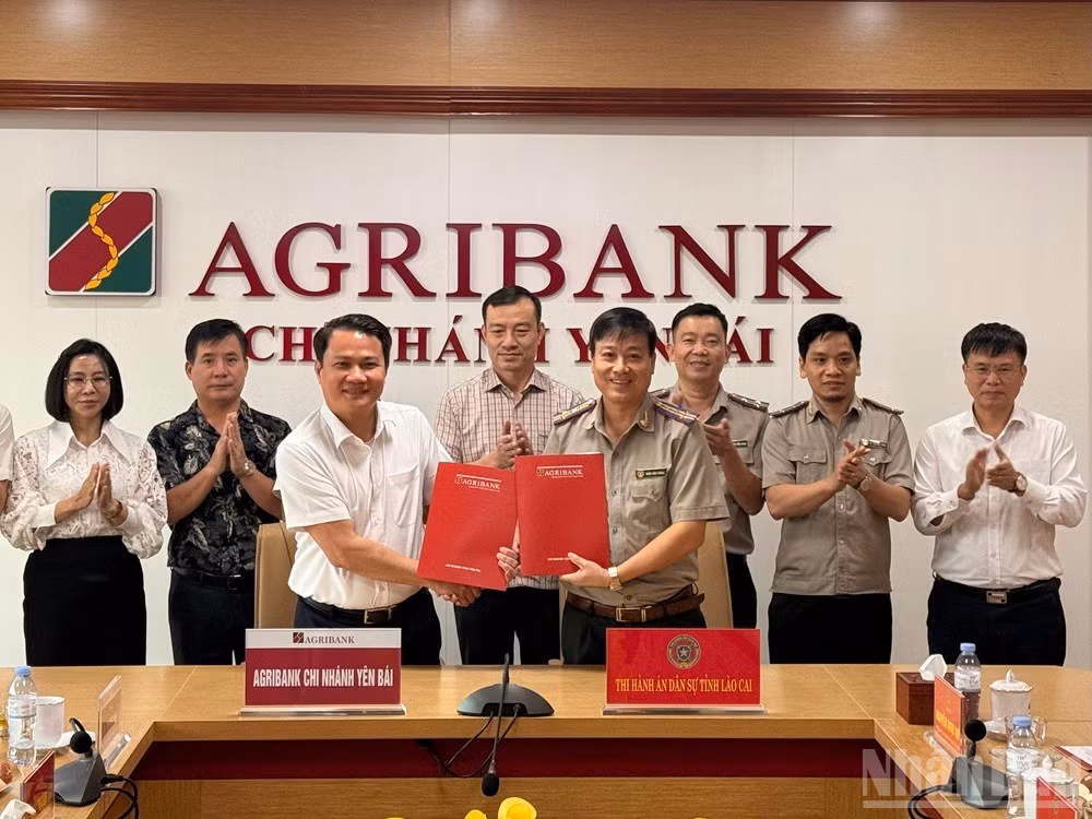 Hai đơn vị tiến hành ký Biên bản ghi nhớ. (Ảnh: THANH SƠN)