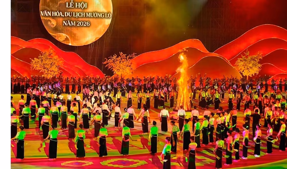Vòng xòe rộng mở. (Ảnh: THANH SƠN)