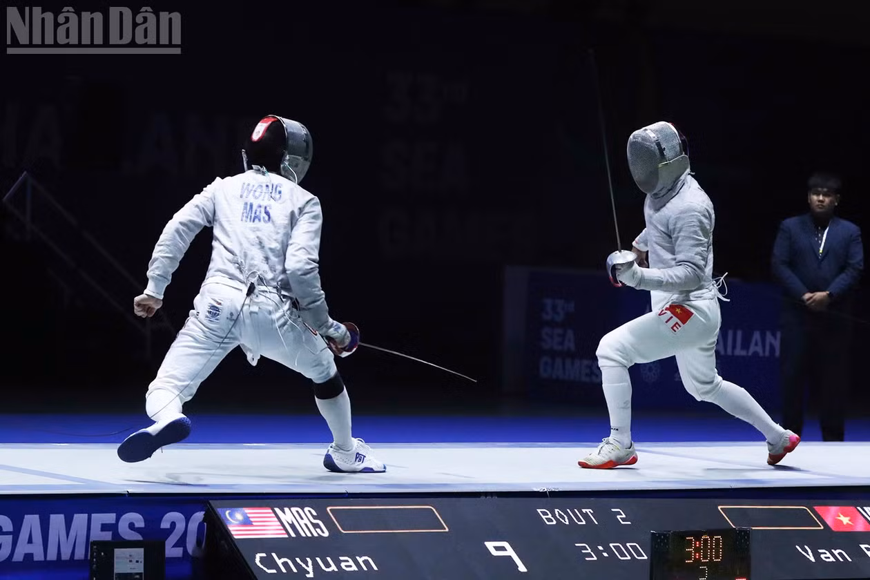 Nguyễn Xuân Lợi, Nguyễn Văn Quyết, Lê Văn Bang, Phan Ánh Dương giành Huy chương Vàng nội dung đồng đội nam môn kiếm chém sau khi vượt qua đối thủ đến từ Malaysia. (Ảnh: HOÀNG MINH)