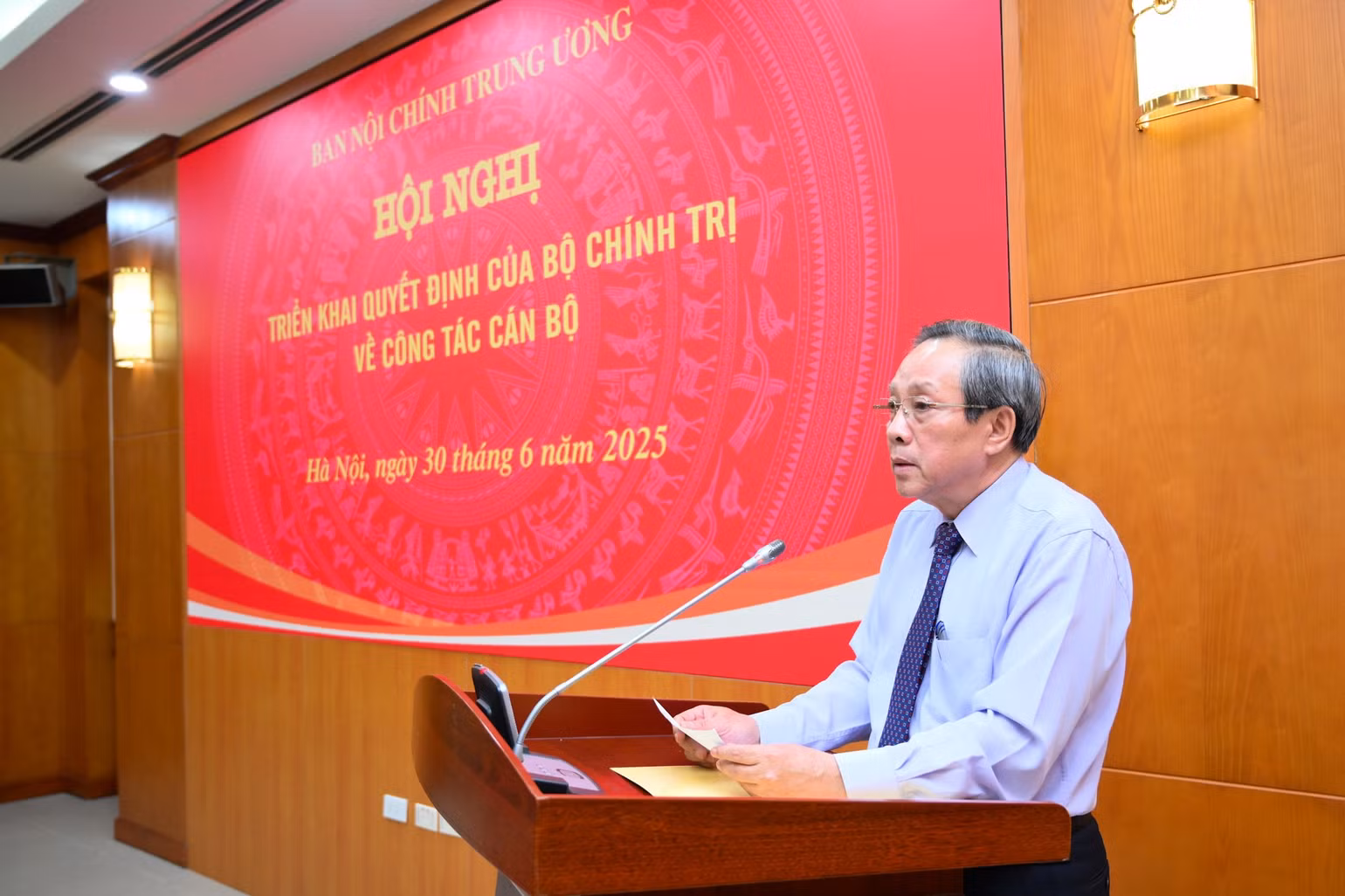 ban-noi-chinh-tu-6772.jpg