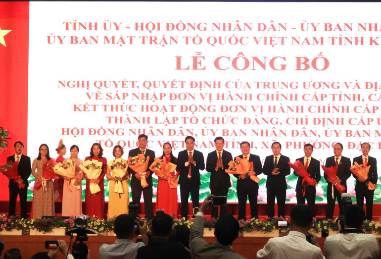 Trao quyết định chỉ định các chức danh. (Ảnh: PHONG NGUYÊN) cong-bo-quyet-dinh-2.jpg