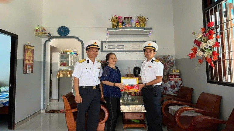 Đại diện lãnh đạo, chỉ huy Trung đoàn 451 tặng quà các gia đình chính sách, người có công với cách mạng phường Bắc Cam Ranh, tỉnh Khánh Hòa. (Ảnh: CTV HQ) trung-doan-451-2.jpg