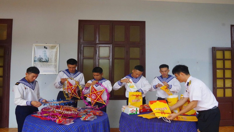 Các chú bộ đội làm lồng đèn và chuẩn bị quà Trung thu cho các cháu. (Ảnh: CTV HQ) trung-thu-3.jpg