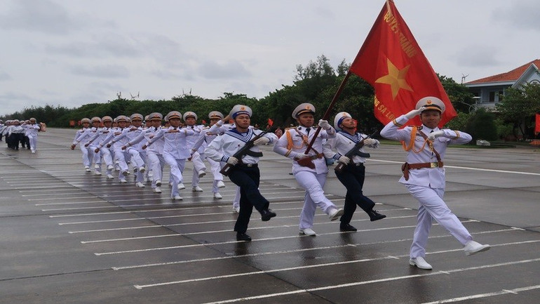 Diễu binh kỷ niệm 50 năm Ngày giải phóng Trường Sa. Ảnh: PHONG NGUYÊN) anh-9.jpg