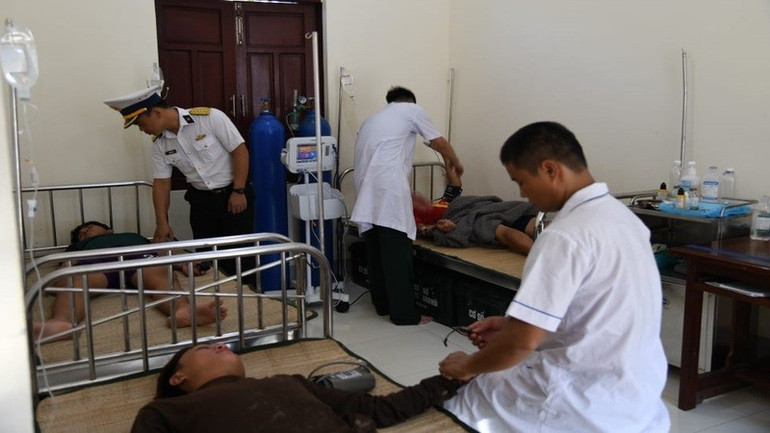 Lực Lượng Quân y đảo Trường Sa cấp cứu ngư dân bị nạn trên biển. (Ảnh: PHONG NGUYÊN) anh-10.jpg