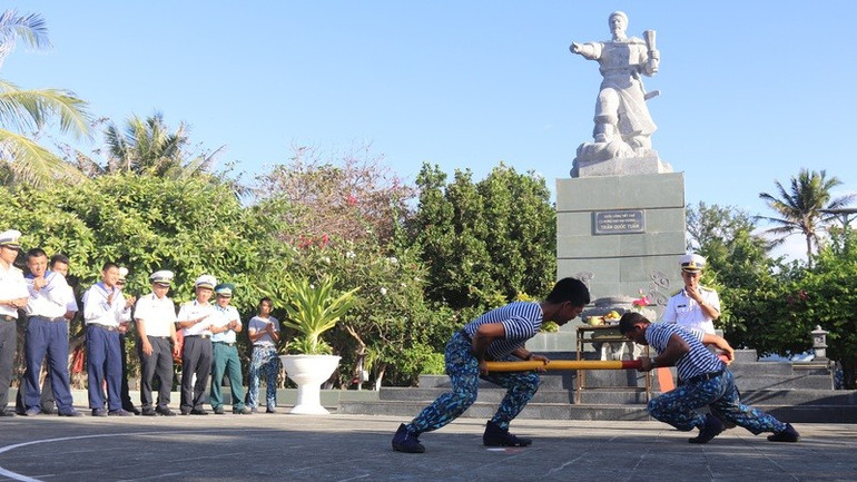 Cán bộ chiến sĩ Trường Sa thi đấu đẩy gậy trước tượng đài Quốc công Tiết chế Hưng Đạo Đại vương Trần Quốc Tuấn trên đảo Song Tử Tây. (Ảnh: CTV) anh-11.jpg
