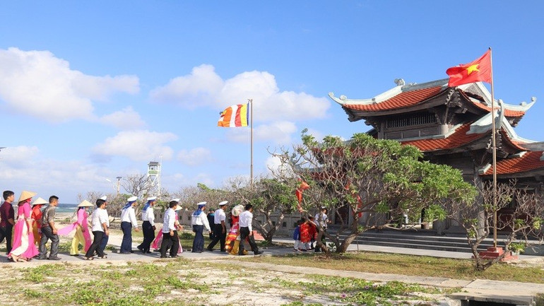 Quân dân đi lễ chùa trên đảo Trường Sa. (Ảnh: ĐÌNH LÂM) anh-5.jpg