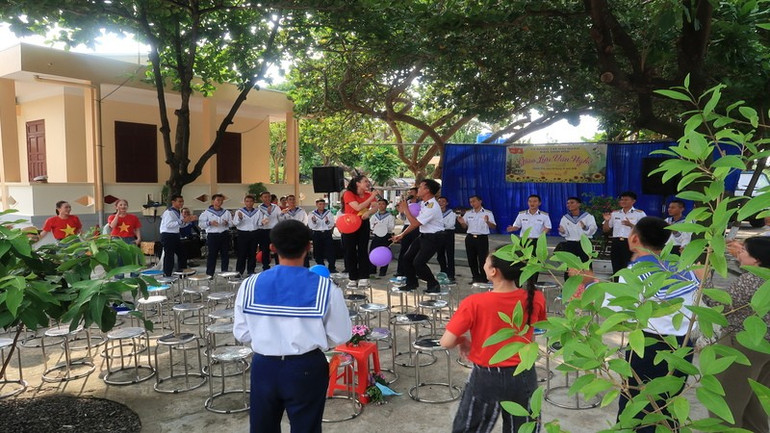 Quân và dân Trường Sa giao lưu văn hóa, văn nghệ. (Ảnh: PHONG NGUYÊN) anh-8.jpg