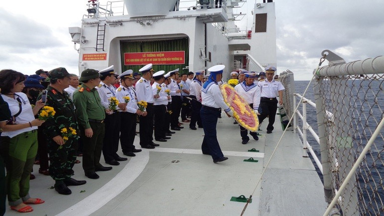 Thực hiện nghi thức thả hoa trên biển, tưởng niệm các anh hùng liệt sĩ đã hy sinh trong công cuộc bảo vệ chủ quyền biển, đảo thiêng liêng của Tổ quốc. (Ảnh: PHONG NGUYÊN) anh-2.jpg