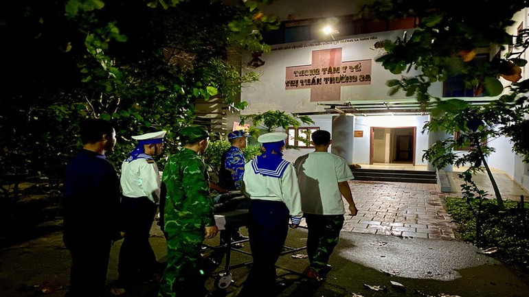 Chuyển bệnh nhân Nguyễn Văn Cha vào Bệnh xá đảo Trường Sa. (Ảnh: CTV HQ) truong-sa-cap-cuu-ngu-dan-2.jpg