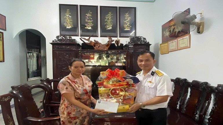 Thượng tá Mai Quang Tiên, Phó Chính ủy Lữ đoàn 146 thăm, tặng quà gia đình Liệt sĩ Ngô Tiến Sinh. (Ảnh: CTV HQ) lu-146-den-on-dap-nghia-2.jpg