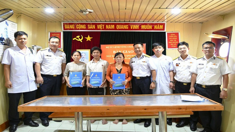Vùng 4 Hải quân bàn giao ngư dân Đỗ Minh Vương cho gia đình. (Ảnh: CTV HQ) tau-950-2.jpg