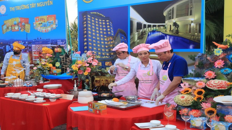 Các đội thực hiện nội dung thi chế biến, trình diễn nghệ thuật ẩm thực, tôn vinh nét tinh hoa của ẩm thực yến sào Khánh Hòa. (Ảnh: PHONG NGUYÊN) am-thuc-yen-sao-2.jpg