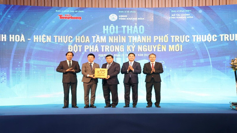 Phó Thủ tướng Chính phủ Nguyễn Chí Dũng dự và chỉ đạo hội thảo. (Ảnh: PHONG NGUYÊN) hoi-thao-khanh-hoa-2-1.jpg