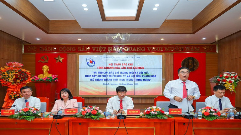 Nhà báo Đoàn Minh Long, Chủ tịch Hội Nhà báo Việt Nam tỉnh Khánh Hòa (đứng) điều hành thảo luận. (Ảnh: NHÂN TÂM) hoi-thao-2.jpg