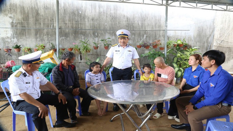 Đoàn công tác động viên, thăm hỏi gia đình cháu Tống Ngọc Phương Nghi. (Ảnh: CTV HQ) vung-4-tang-qua-2.jpg
