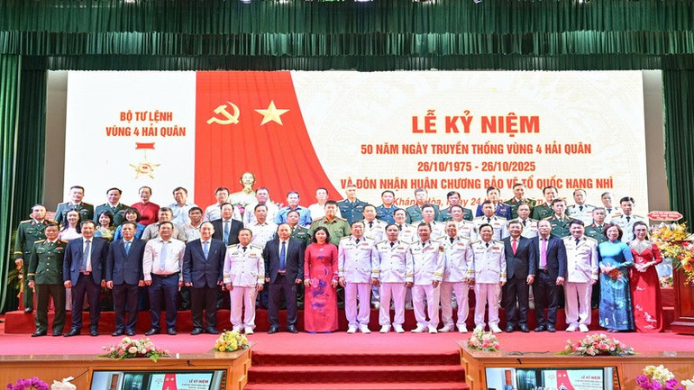 Các đại biểu chụp ảnh lưu niệm. (Ảnh: VĨNH THÀNH) vung-4-hai-quan-2.jpg