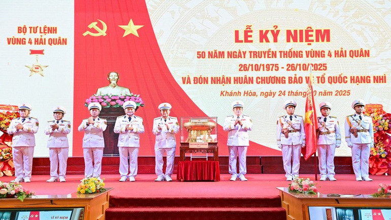 Thượng tướng Phạm Hoài Nam tặng quà chúc mừng Bộ Tư lệnh Vùng 4 Hải quân. (Ảnh: VĨNH THÀNH) vung-4-hai-quan-3.jpg