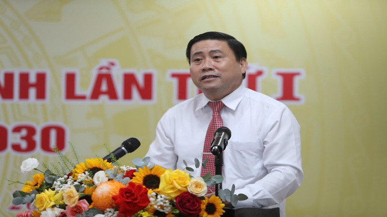 Đại diện lãnh đạo tỉnh Khánh Hòa chia sẻ thông tin tại họp báo. (Ảnh: VŨ TÂN) san-sang-dai-hoi-2.jpg