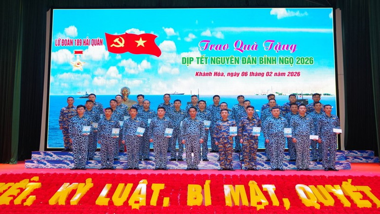 tang-qua-cho-cac-gia-dinh-co-hoan-canh-dac-biet-dang-cong-tac-tai-lu-doan-1.jpg