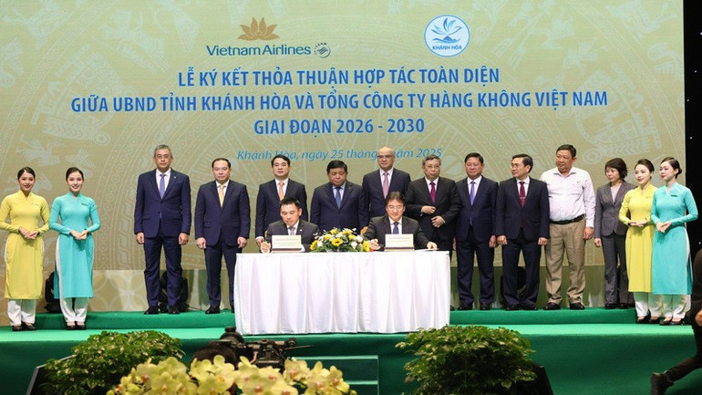Ủy ban nhân dân tỉnh Khánh Hòa và Tổng Công ty Hàng không Việt Nam ký kết thỏa thuận hợp tác toàn diện giai đoạn 2026-2030. (Ảnh: VĂN NỶ) gap-mat-doanh-nghiep-3.jpg