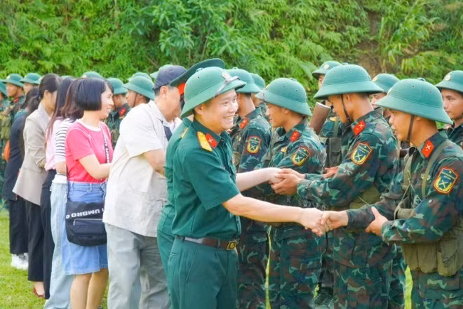Các tác giả trong chuyến thực tế thuộc khuôn khổ Trại sáng tác kịch bản điện ảnh từng được Điện ảnh Quân đội nhân dân tổ chức.