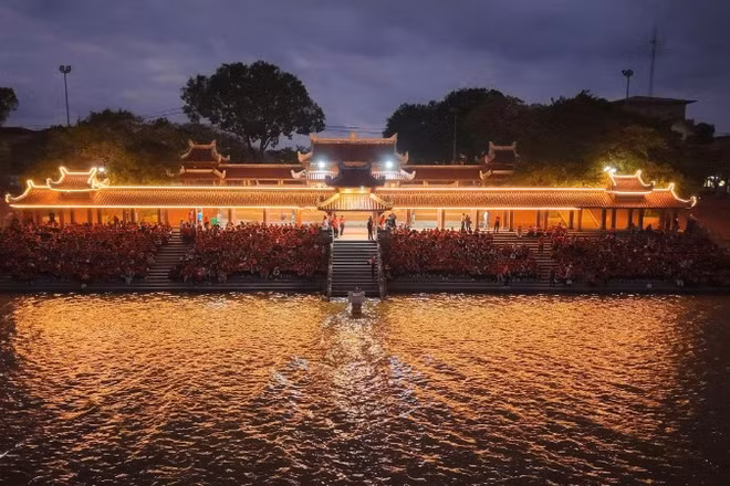 Thầy và trò từ Thủ đô tưởng niệm các Anh hùng liệt sĩ bên bờ sông Thạch Hãn.