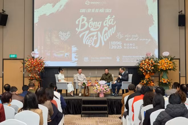 Không khí lễ ra mắt sách.