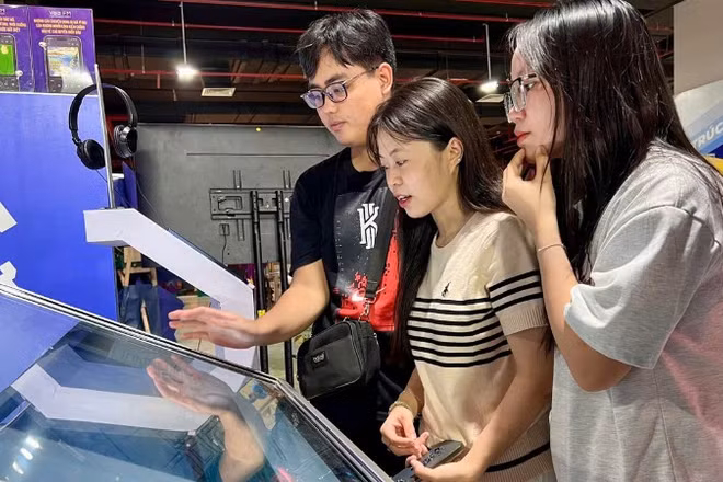 Bạn đọc trẻ trải nghiệm sách điện tử tại Triển lãm Thành tựu đất nước "80 năm Hành trình Độc lập-Tự do-Hạnh phúc".