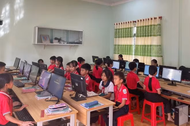 Học sinh các nhà trường được tiếp cận với chương trình "1.000 cánh thư vượt sóng".