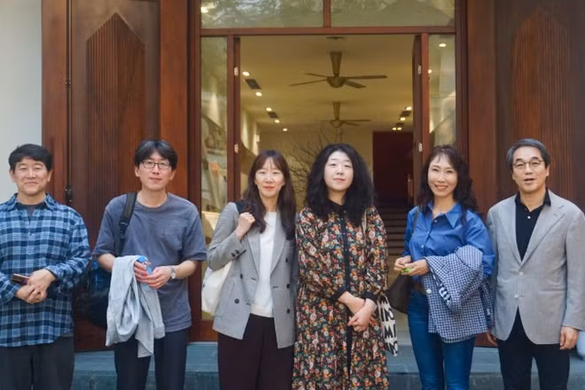 Các nhà văn Hàn Quốc giao lưu tại Nhà xuất bản Hội Nhà văn.
