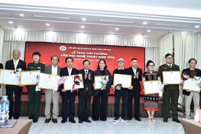 Trao giải cho các tác giả có tác phẩm xuất sắc của 10 Hội Văn học nghệ thuật chuyên ngành Trung ương.