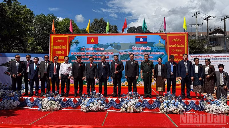 Các đại biểu tại lễ khởi công dự án. (Ảnh: TRỊNH DŨNG)