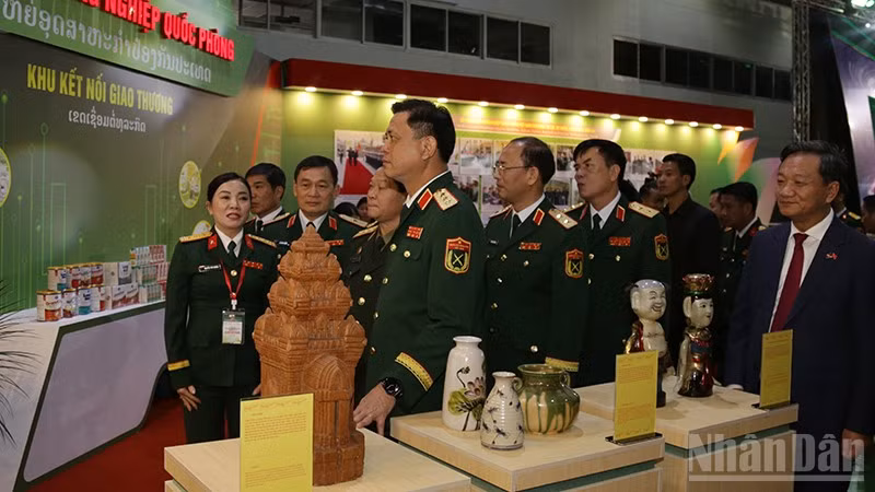 Các đại biểu tham quan các gian hàng tại hội chợ. (Ảnh: DUY TOÀN)