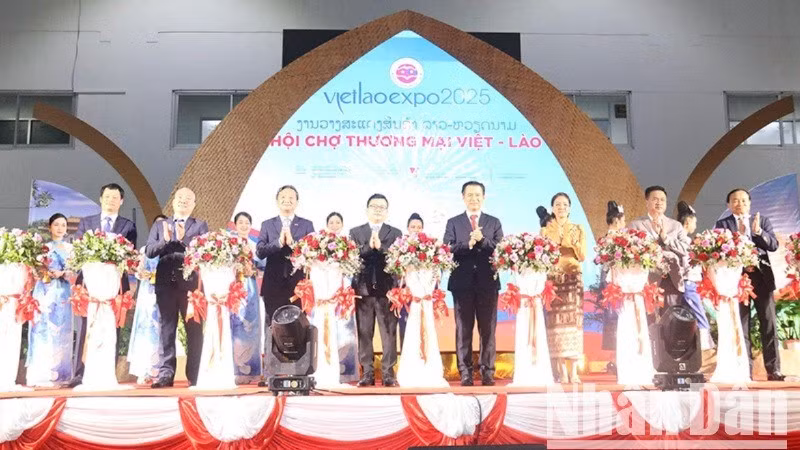 Các đại biểu cắt băng khai mạc Hội chợ thương mại Việt-Lào năm 2025. (Ảnh: HẢI TIẾN)