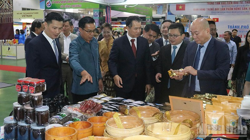 Các đại biểu tham quan một gian trưng bày giới thiệu sản phẩm tại Hội chợ. (Ảnh: HẢI TIẾN) ndo_br_2.jpg