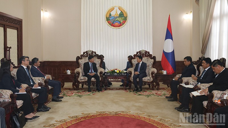 Phó Thủ tướng Lào Saleumxay Kommasith tiếp đồng chí Nguyễn Mạnh Cường và Đoàn. (Ảnh: HẢI TIẾN) ndo_br_3.jpg