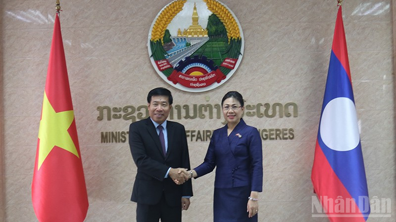 Lãnh đạo hai Bộ Ngoại giao hai nước Việt Nam-Lào tại Tham khảo chính trị lần thứ 10. (Ảnh: HẢI TIẾN) ndo_br_4.jpg